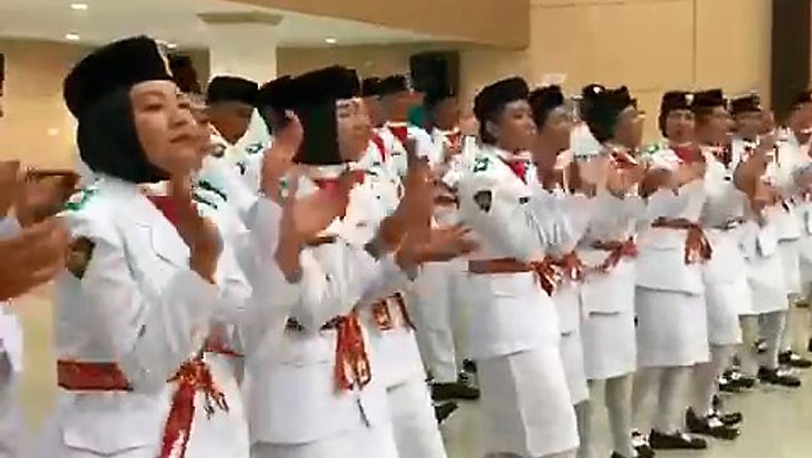setelah-dikukuhkan-anggota-paskibrakaberjoget-bersama.jpg