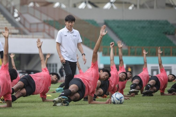 shin-tae-yong-bersama-pemain-timnas-u-19-indonesia.jpg