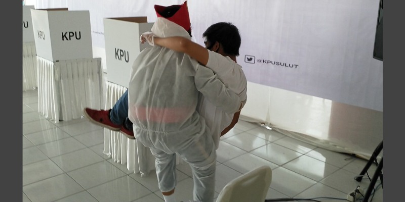 Simulasi Pilkada 2020 Ketika Ada Pemilih Terjatuh di Depan Bilik Suara, Petugas Covid-19 Sigap