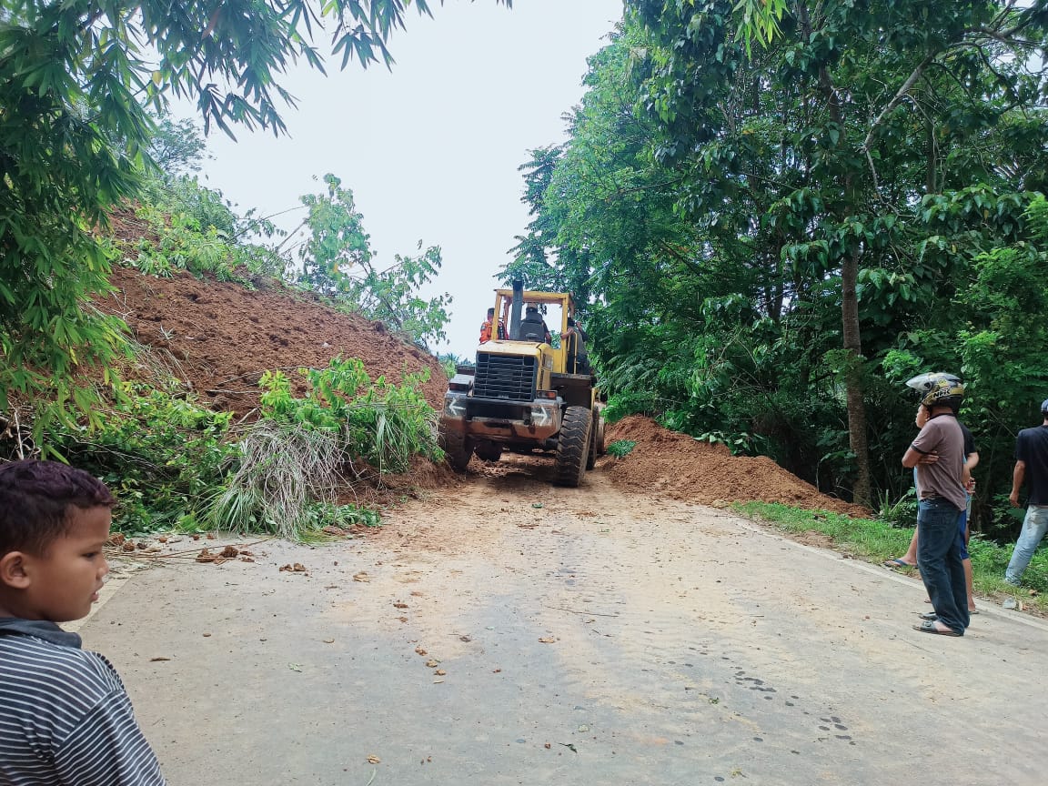 sistem-buka-tutup-yang-diberlakukan-di-jalan-desa-lobong-akibat-longsor90.jpg