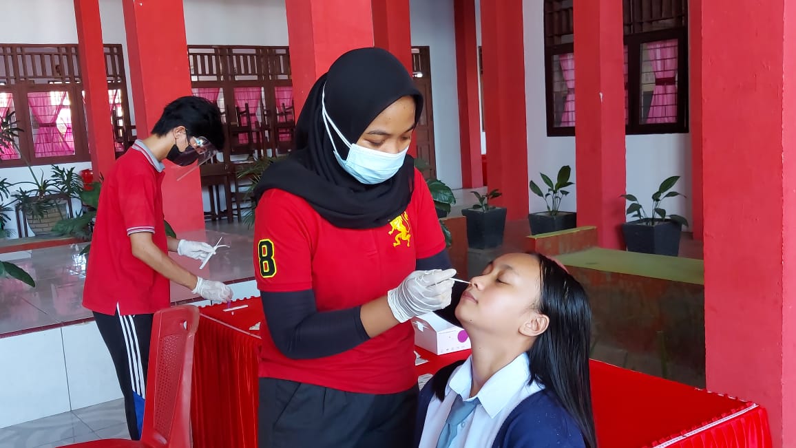 siswa-kelas-x-sman-1-bitung-menjalani-pemeriksaan-swab-antigen-di-aula-sekolah.jpg