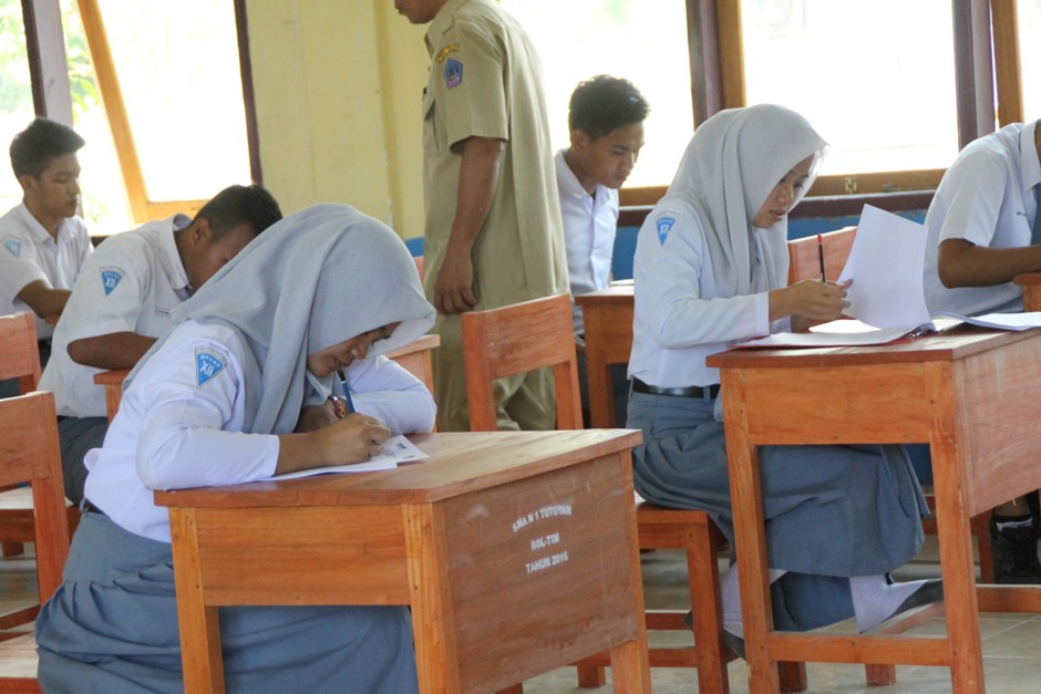 siswa-sma-n-1-tutuyan-mengikuti-ujian-nasional_20170320_200948.jpg