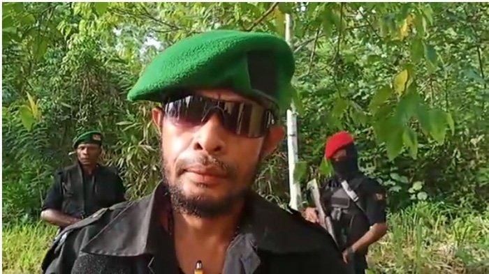 sosok-fernando-warobai-panglima-opm-muncul-ke-publik-ngaku-bukan-bos-2-oknum-kkb-yang-menyerah.jpg