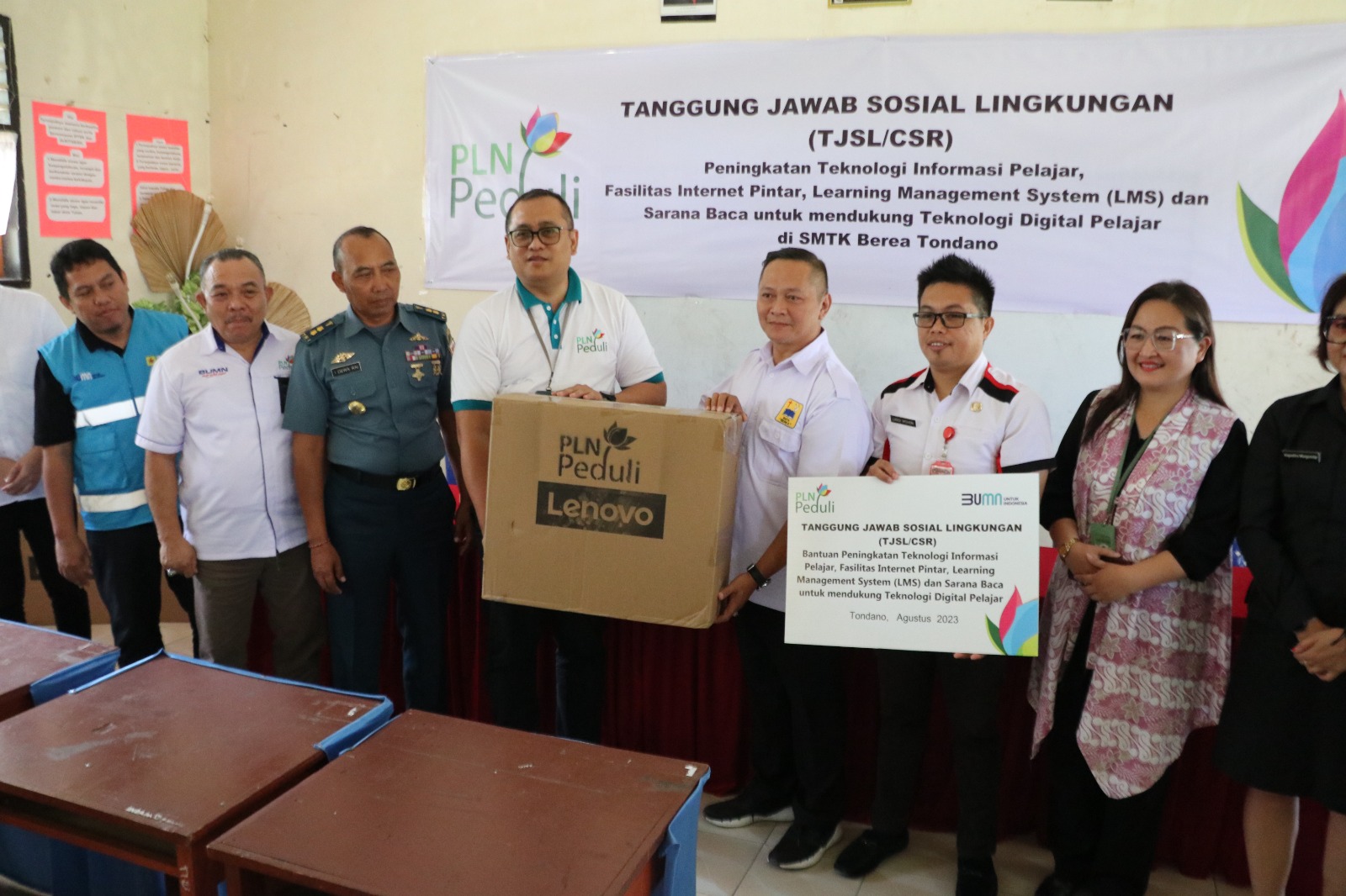 Kebahagiaan Pelajar SMTK Berea Tondano Terpancar, Usai Terima Bantuan Program TJSL PLN Peduli