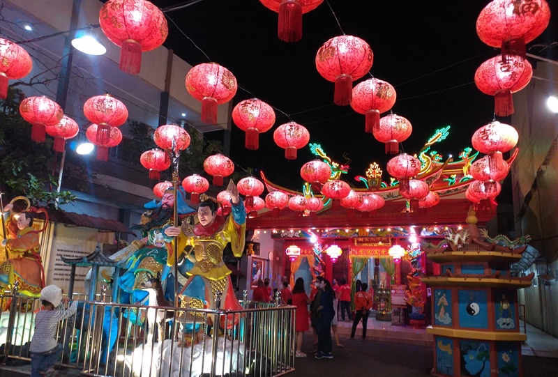 suasana-beberapa-klenteng-di-kampung-cina-manado-yang-padat-senin-3112022.jpg