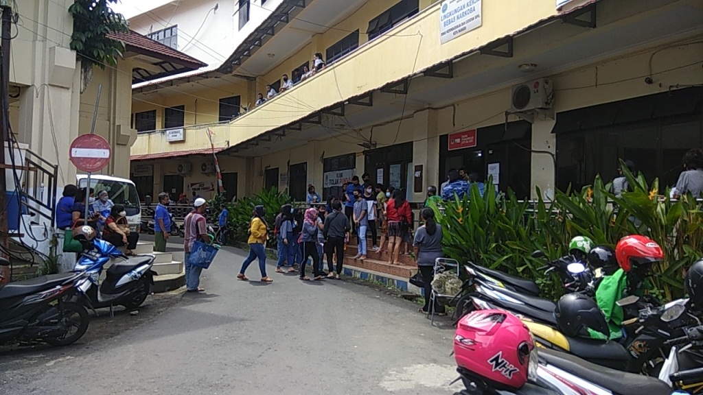 suasana-di-depan-kantor-disdukcapil.jpg