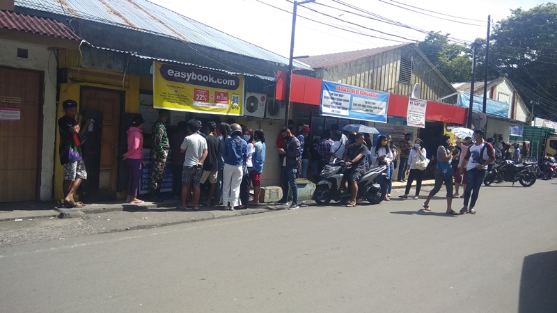 Jelang Natal dan Tahun Baru, Pembeli Tiket di Pelabuhan Manado Banyak Tidak Patuhi Prokes