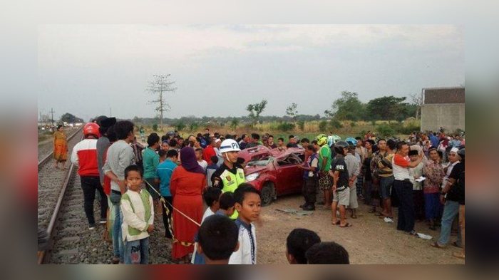 Kecelakaan Terjadi di Perlintasan Rel Kereta Api Tanpa Palang, Guru dan Pelajar Jadi Korban