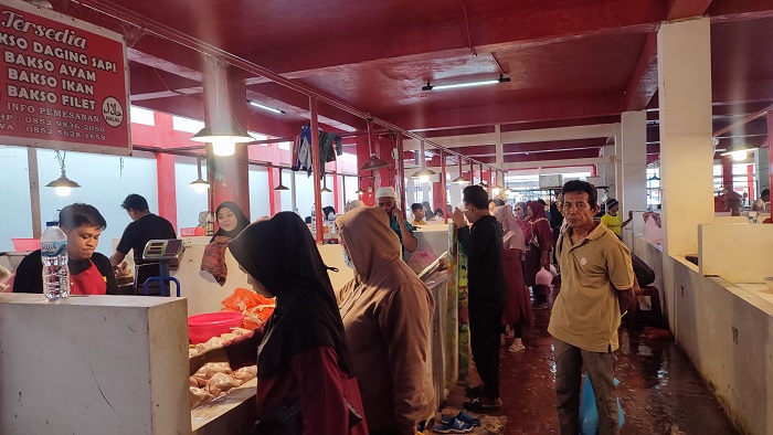 Jelang Bulan Ramadan, Warga Manado Berburu Daging Ayam dan Sapi di Pasar Bersehati