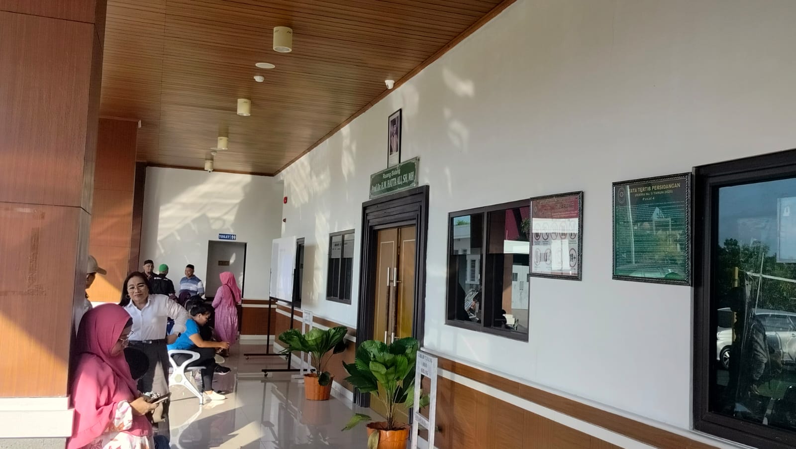 Puluhan Keluarga Korban Pembunuhan di Manado Sambangi Pengadilan, Desak Terdakwa Dihadirkan