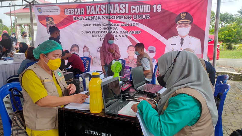 suasana-gebyar-vaksinasi-covid-19-semua-kelompok-umur-di-pemkab-bolmong-dfgfgfdg.jpg