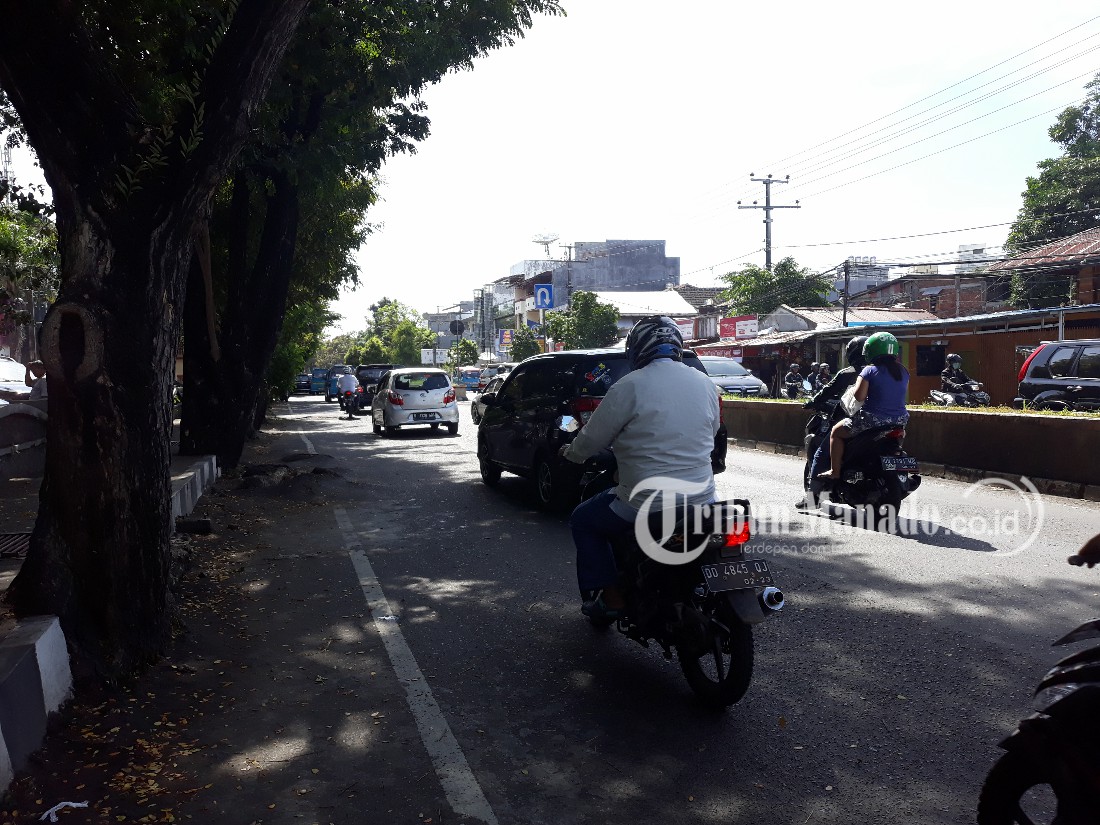 suasana-jalan-wolter-mongisidi-kecamatan-malalayang-manado-sulawesi-utara-selasa-2252018_20180522_112017.jpg