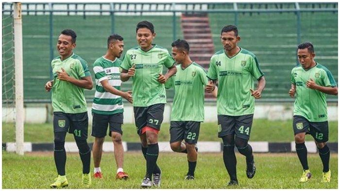 suasana-latihan-para-pemain-persebaya-yang-berlangsung-di-stadion-siliwangi-bandung.jpg