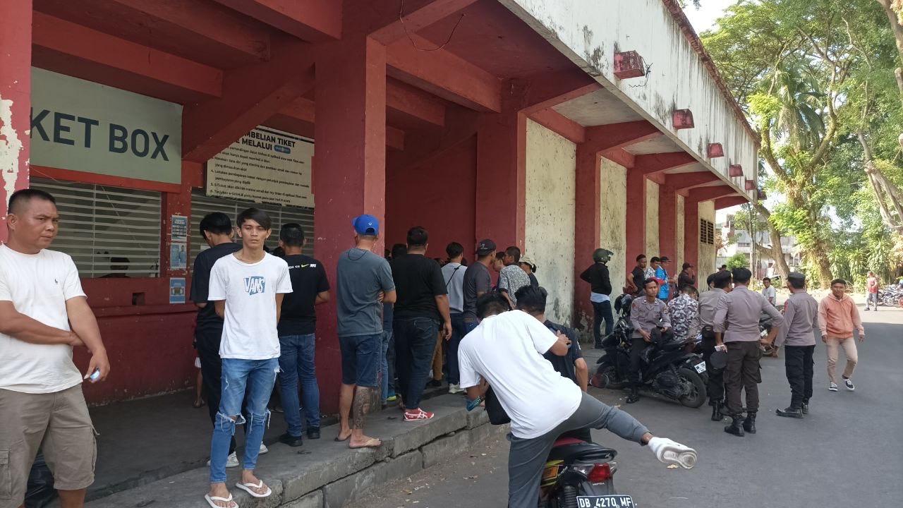 suasana-loket-atau-tiket-box-pertandingan-Sulut-United-vs-Persewar-GJGHJGHJGHJ.jpg