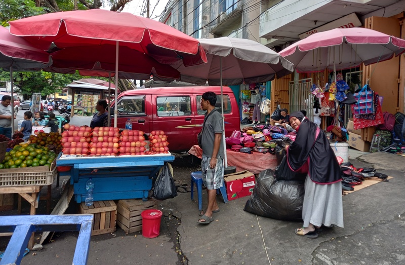 suasana-pedagang-di-depan-toko-abadi-jaya-di-wenang.jpg
