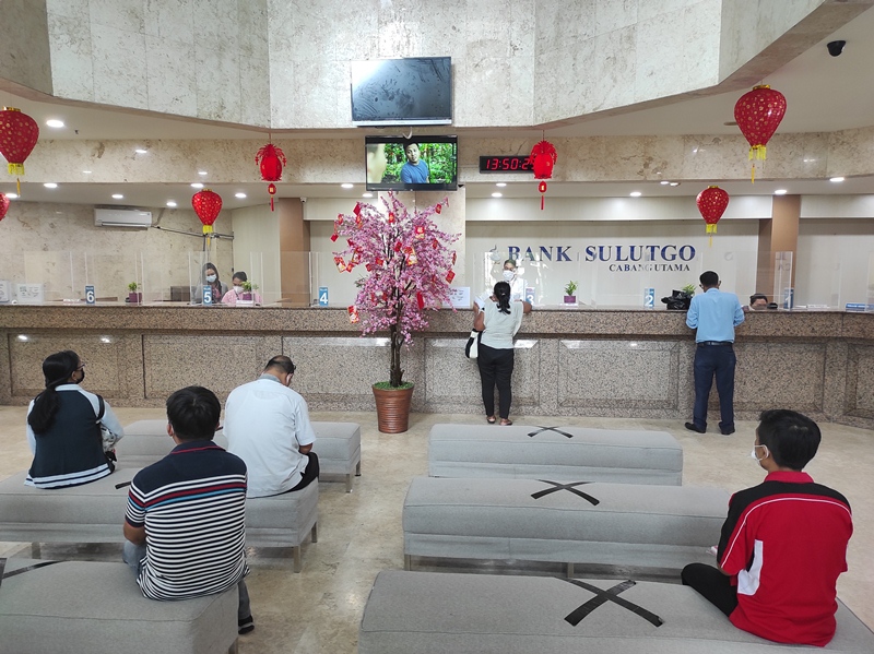 suasana-pelayanan-nasabah-bank-sulutgo-di-kantor-cabang-utama-manado-belum-lama-ini.jpg