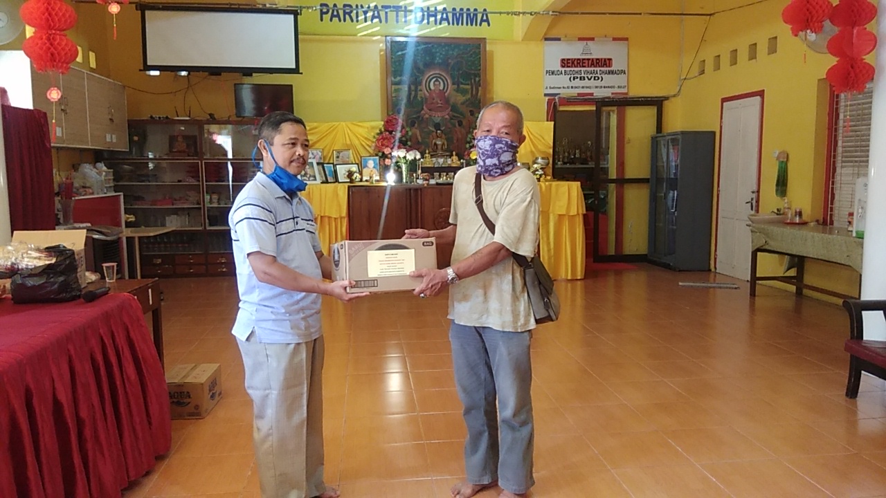 suasana-pembagian-sembako-di-dalam-ruangan-vihara-dhammadipa.jpg