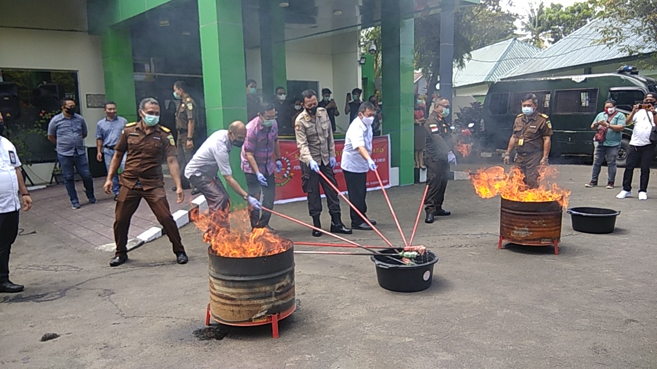 Kejari Manado Musnahkan Barang Bukti Tindak Pidana Umum Jelang Akhir Tahun