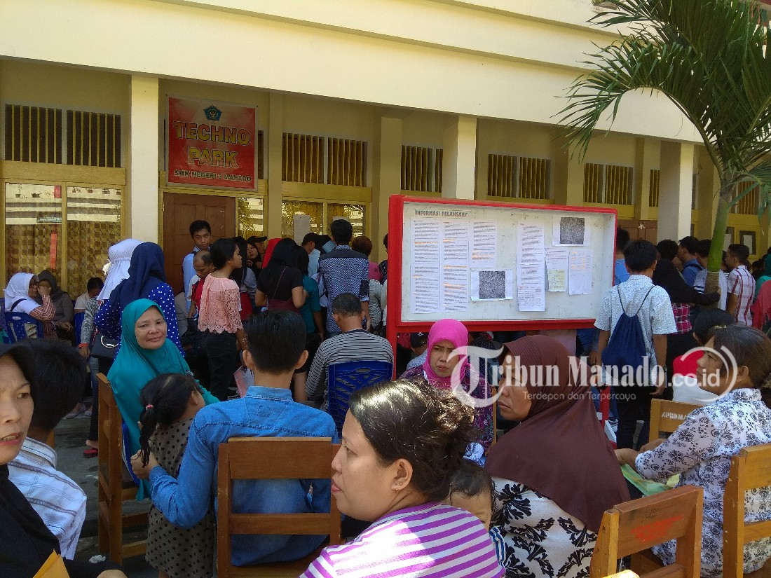 suasana-pendaftaran-di-lapangan-smk-negeri-3-manado_20180703_105738.jpg