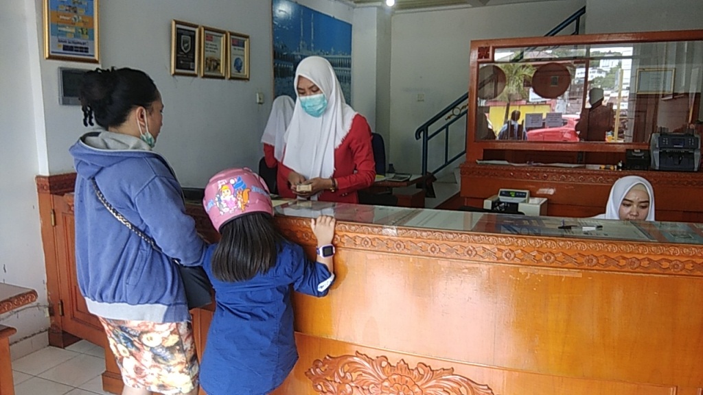 Warga Tukarkan Dollar Meningkat Sampai Rata-rata Rp 100 Juta Per Hari