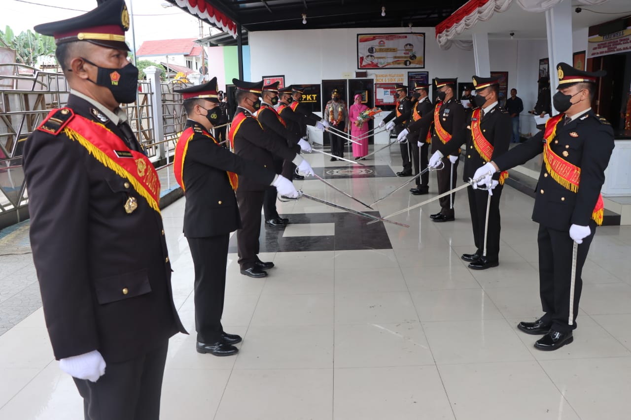 Tradisi Pedang Pora Sambut Kapolres Mitra Sulawesi Utara yang Baru