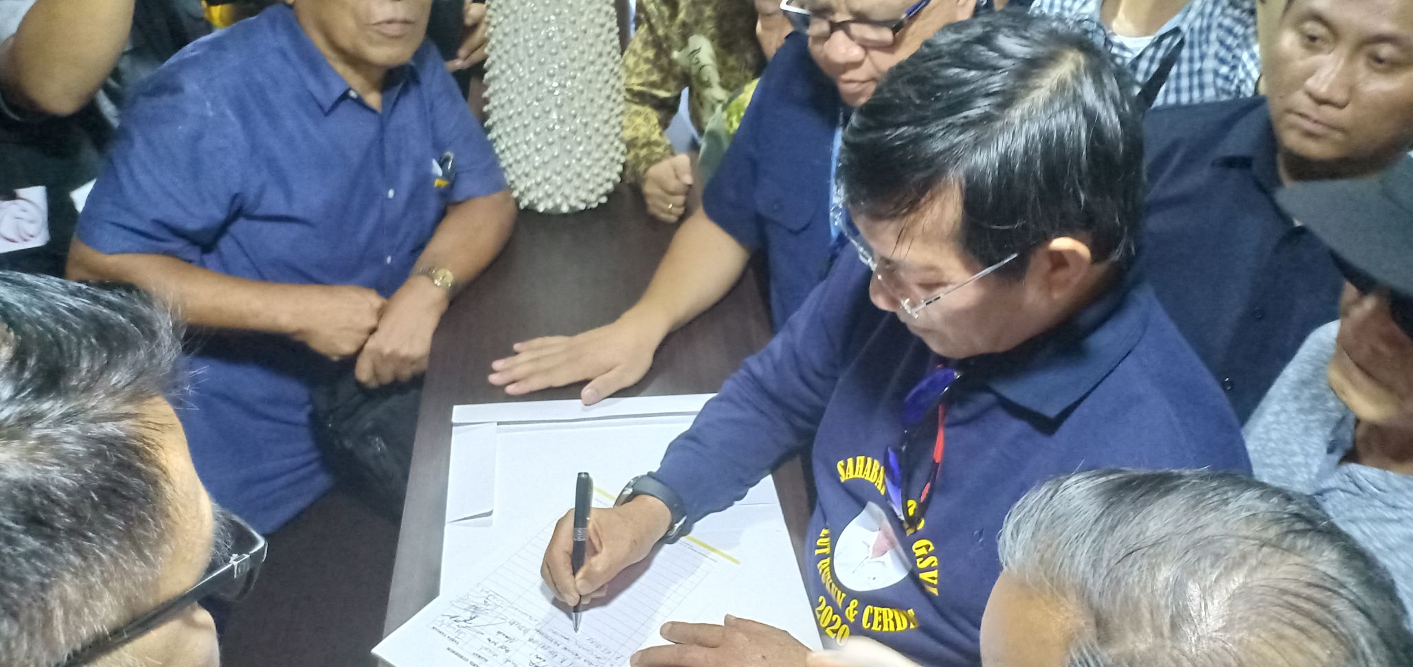 suasana-ramai-pendaftaran-vicky-lumentut-di-dpw-nasdem-selasa-10122019.jpg