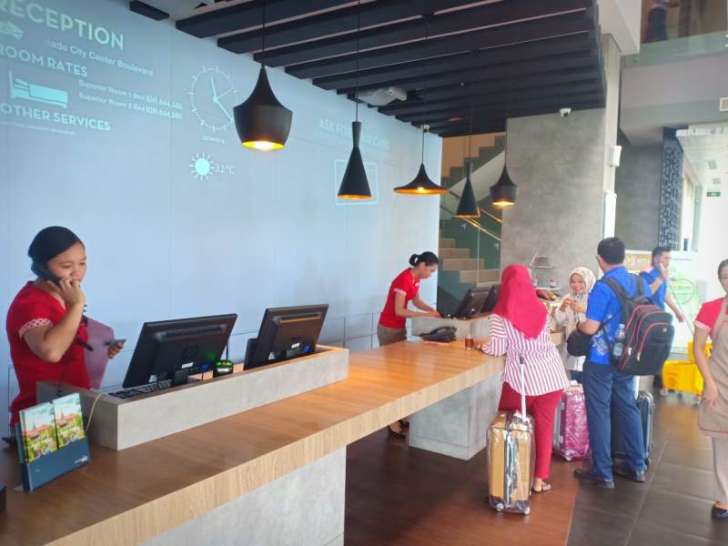 suasana-resepsionis-di-lobi-ibis-manado-city-center-boulevard-selasa-2342019.jpg