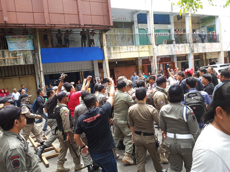suasana-ricuh-antara-sat-pol-pp-pd-pasar-dan-pedagang-saat-penertiban-di-area-tkb-45.jpg