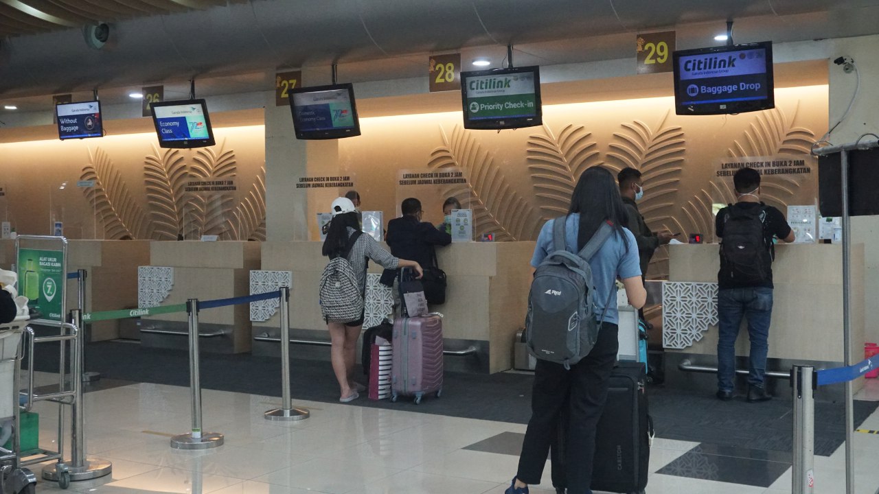 suasana-ruang-pemeriksaan-check-in-di-terminal-keberangkatan-sam-ratulangi-manado.jpg