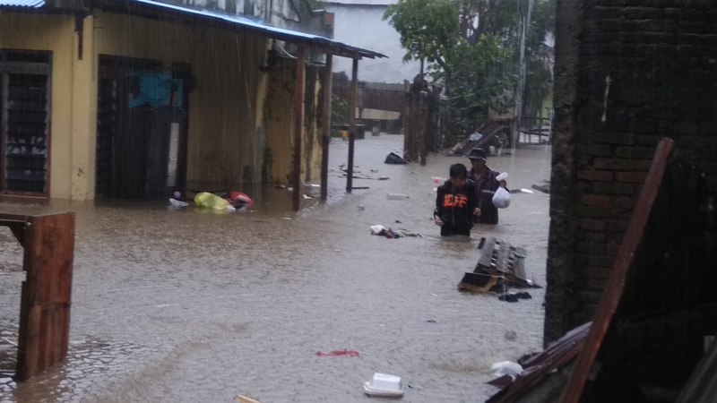 suasana-saat-beberapa-wilayah-di-kota-manado-terendam-banjir-jumat-2212021.jpg