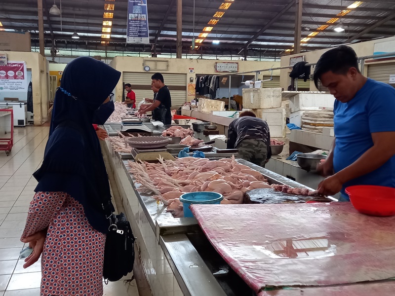 suasana-saat-penjualan-ayam-daging-di-pasar-segardfhfgh.jpg