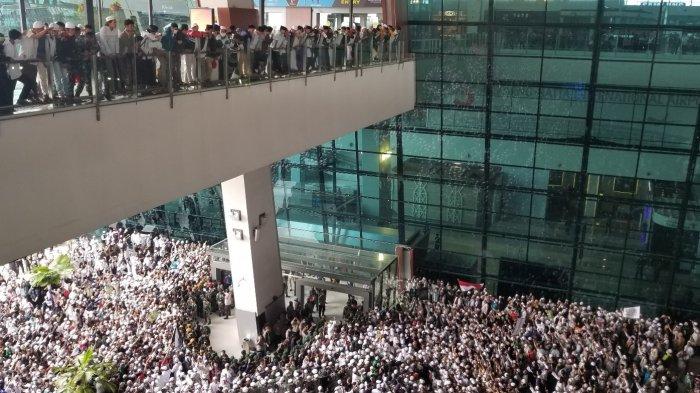 suasana-simpatisan-yang-berdesak-desakan-di-terminal-3-bandara-soekarno-hatta-selasa-10112020.jpg