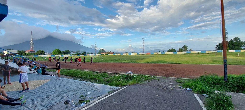 suasana-stadion-duasudara-manembo-nembo.jpg
