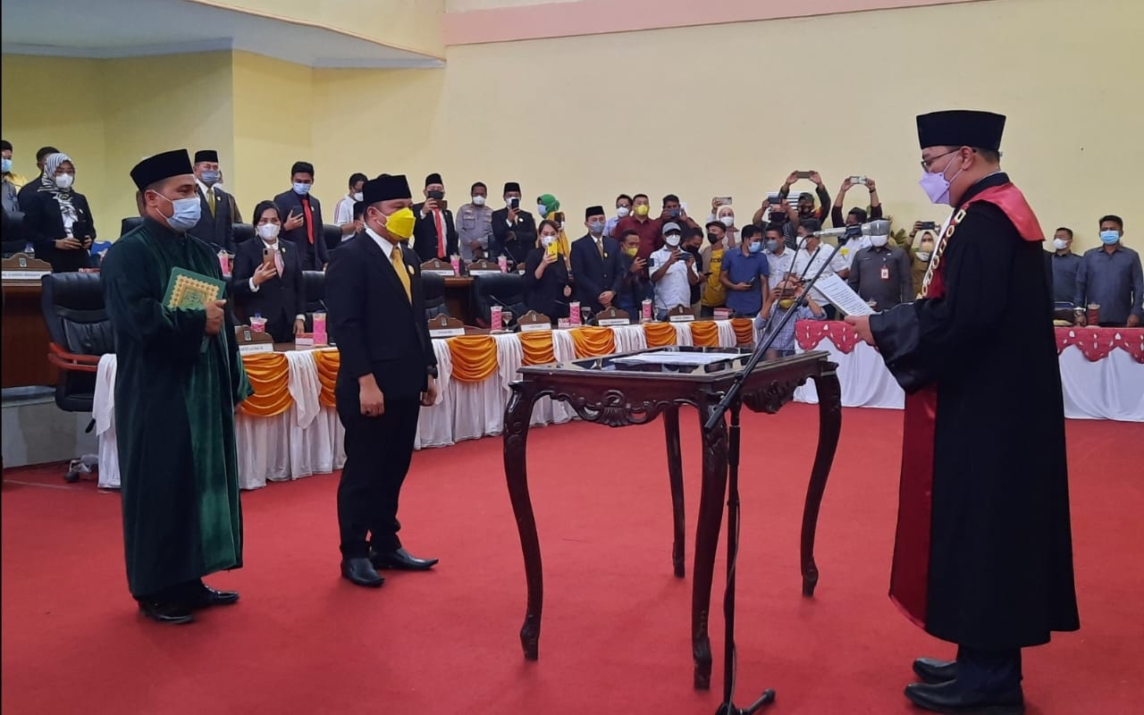 sulhan-manggabarani-ketika-dilantik-menjadi-wakil-ketua-dprd-bolmong.jpg