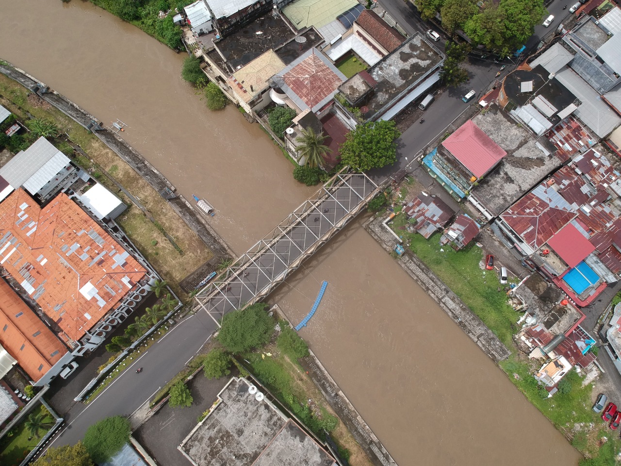 Sejumlah Warga Manado Bongkar Rumah Sukarela di Pinggir Sungai