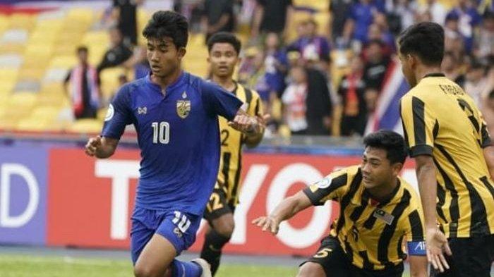 suphanat-mueanta-melewati-pemain-malaysia-saat-pertandingan-timnas-u16-menghadapi-thailand.jpg