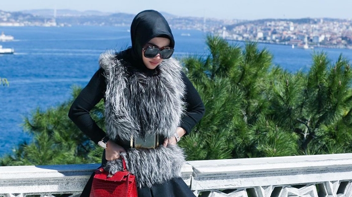 syahrini-di-istanbul-turki-2017-foto-diunggah-di-instagram-14-juli-2021.jpg
