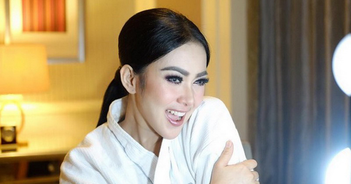 Nyonya Reino Barack Ubah Tampilan Barunya, Pakai Rok Plisket dan Sweater Seharga Rp 39 Juta