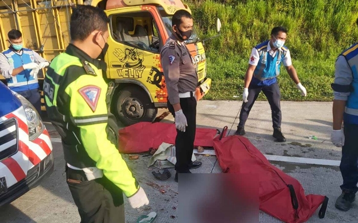 tabrakan-maut-di-tolmadiun-surabaya-selasa-2512022-pagi-sopir-dan-kernet-tewas.jpg