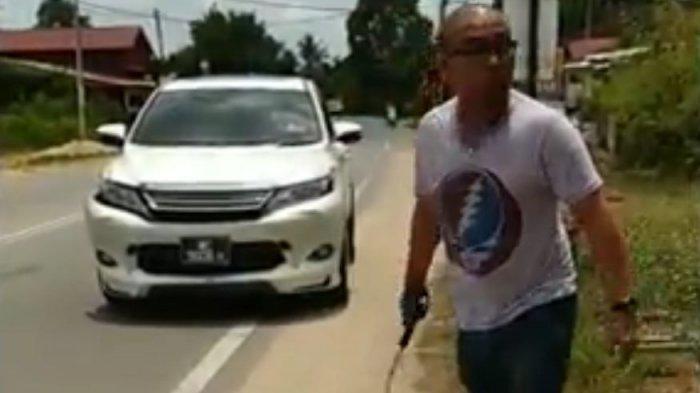 Tak Terima Mobilnya Disalip, Pria Ini Marah dan Pukuli Pengendara di Depannya yang Alami Kecelakaan