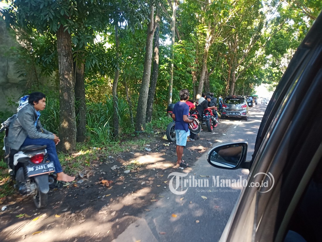 Takut Ditilang Polisi, Banyak Pengendara Memilih 'Istirahat' di Tepi Jalan