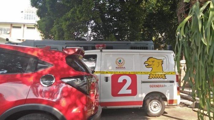 tampak-ambulans-dengan-pita-polisi-disimpan-di-halaman-polda-metro-jaya.jpg