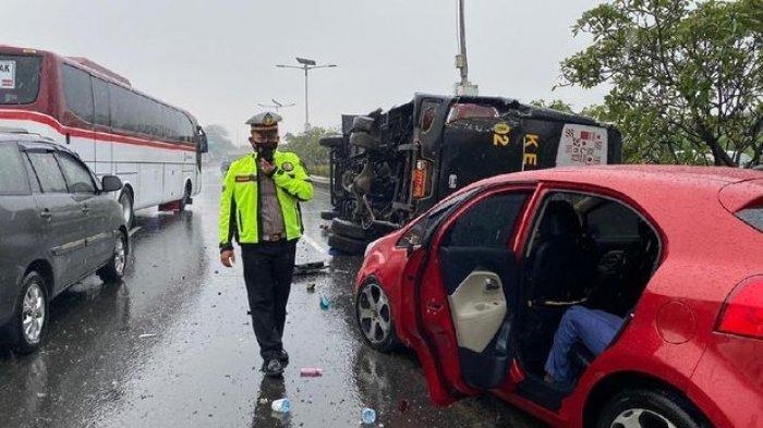 Kecelakaan Dini Hari, Bus Kementerian Pertahanan Terguling di Tol Jagorawi Libatkan 3 Kendaraan Lain