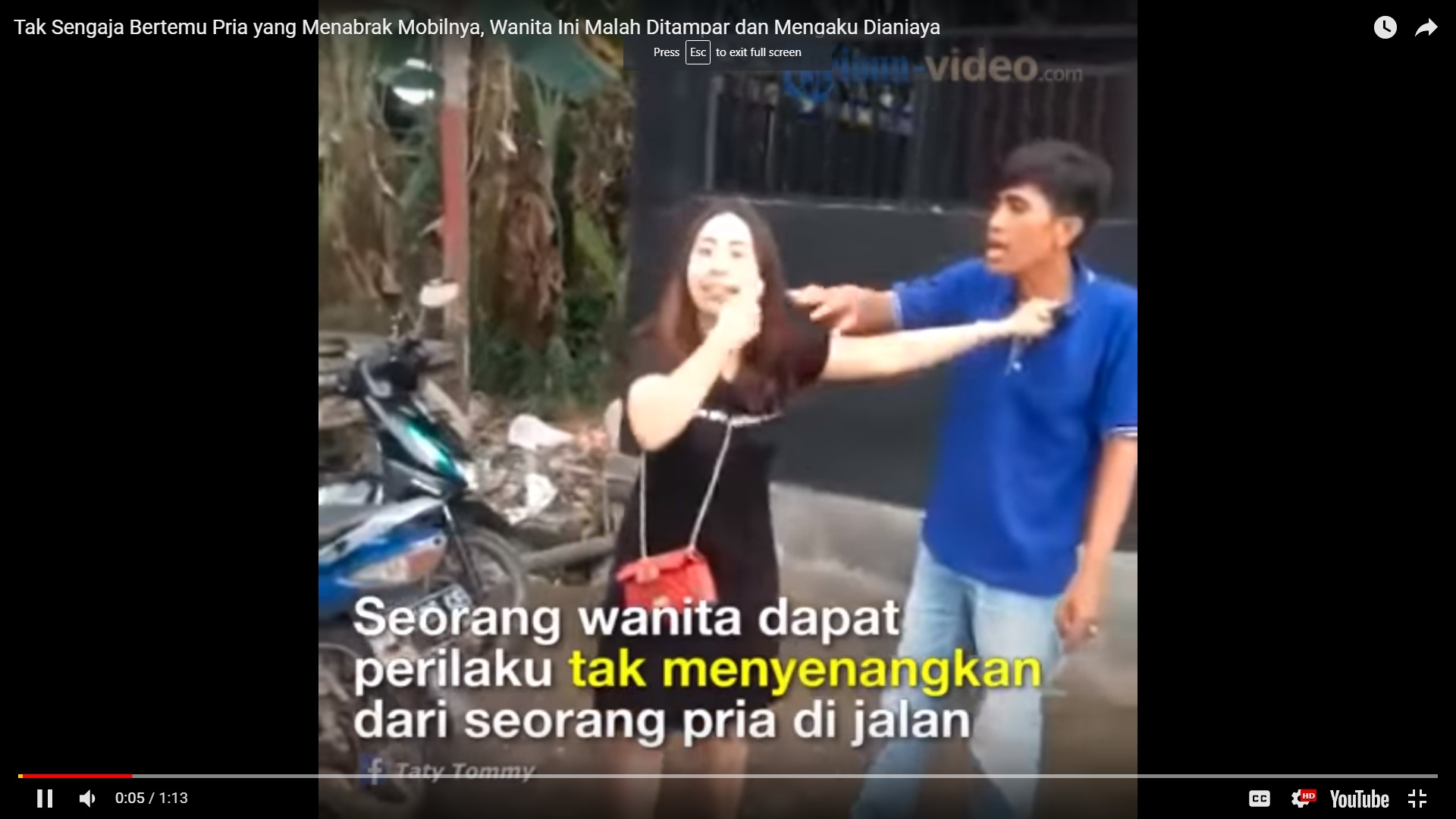 (VIDEO) Mobil Wanita ini Ditabrak, Bukannya Meminta Maaf, Pelaku Malah Menamparnya