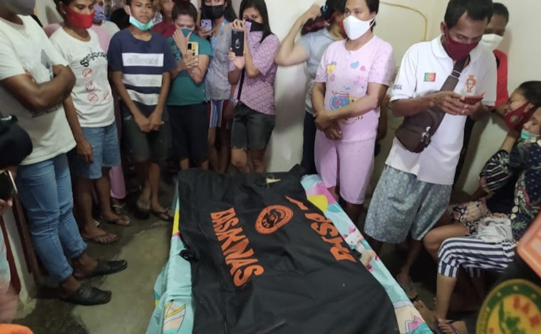 Tangis Keluarga Pecah Saat Jenazah Timothy Dibawa ke Rumah Duka