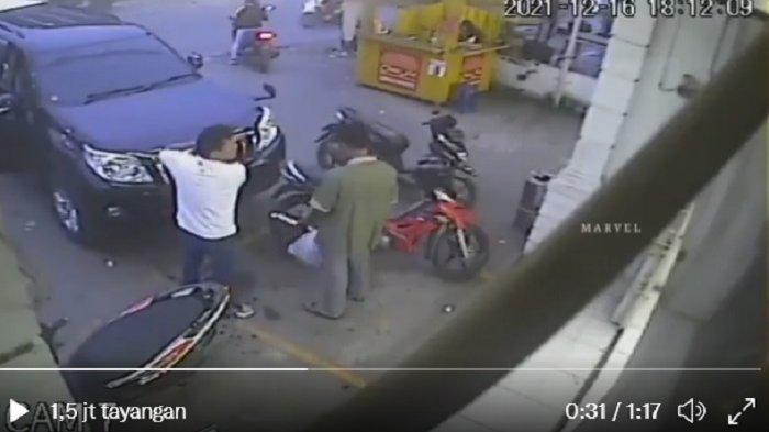 tangkap-layar-cctv-yang-memperlihatkan-seorang-pengemudi-mobil.jpg