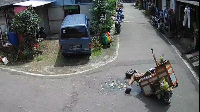 tangkapan-layar-cctv-yang-memerlihatkan-pedagang-bakso-jatuh-di-perum-asabri-salatiga.jpg