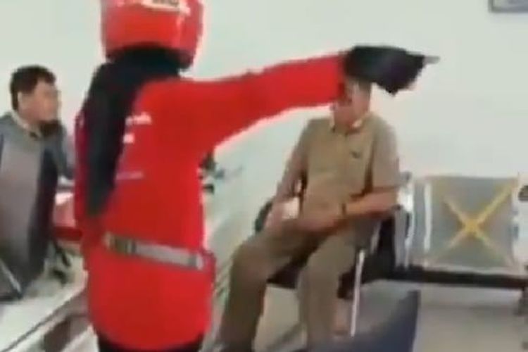 Hendak Kerja Bakti, Camat di Samarinda Dikira Tukang Sapu, Disuruh Pemilik Ruko Bersihkan Sampahnya