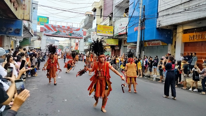 tarian-kabasaran-saat-beraksi-di-cap-go-meh-2023-kampung-cina-manado-sulawesi-utara.jpg