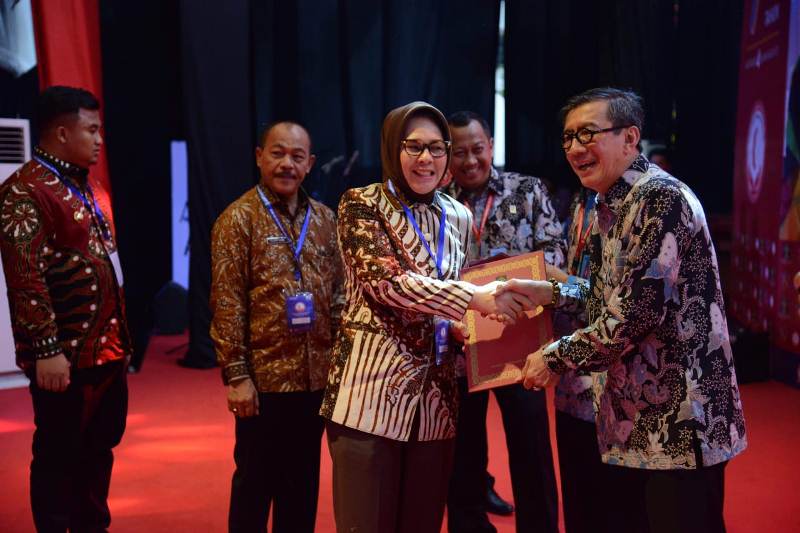 tatong-terima-penghargaan-kota-peduli-ham.jpg
